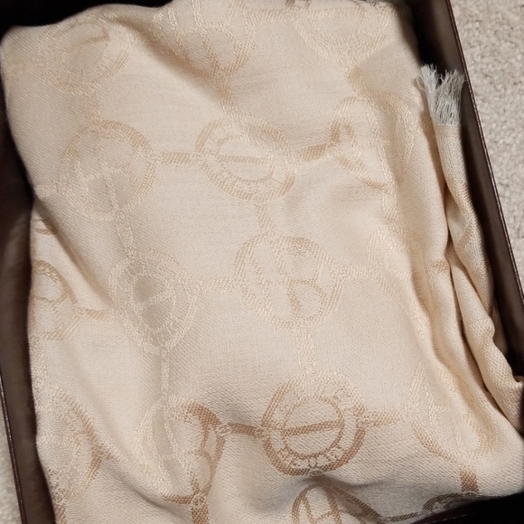 HENRI BENDEL LITE PINK SCARF MAKE AN OFFER! - Picture 7 of 8